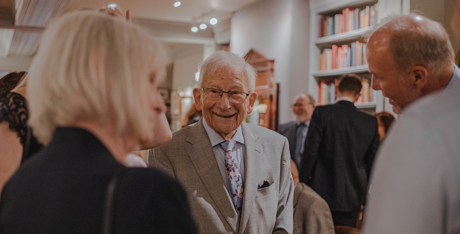 Ein Lachender alter Mann auf einer Seniorenveranstaltung